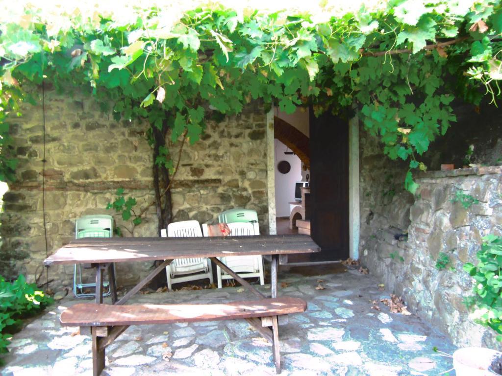 Castello Di Cisterna Aparthotel Gaglietole Exterior photo